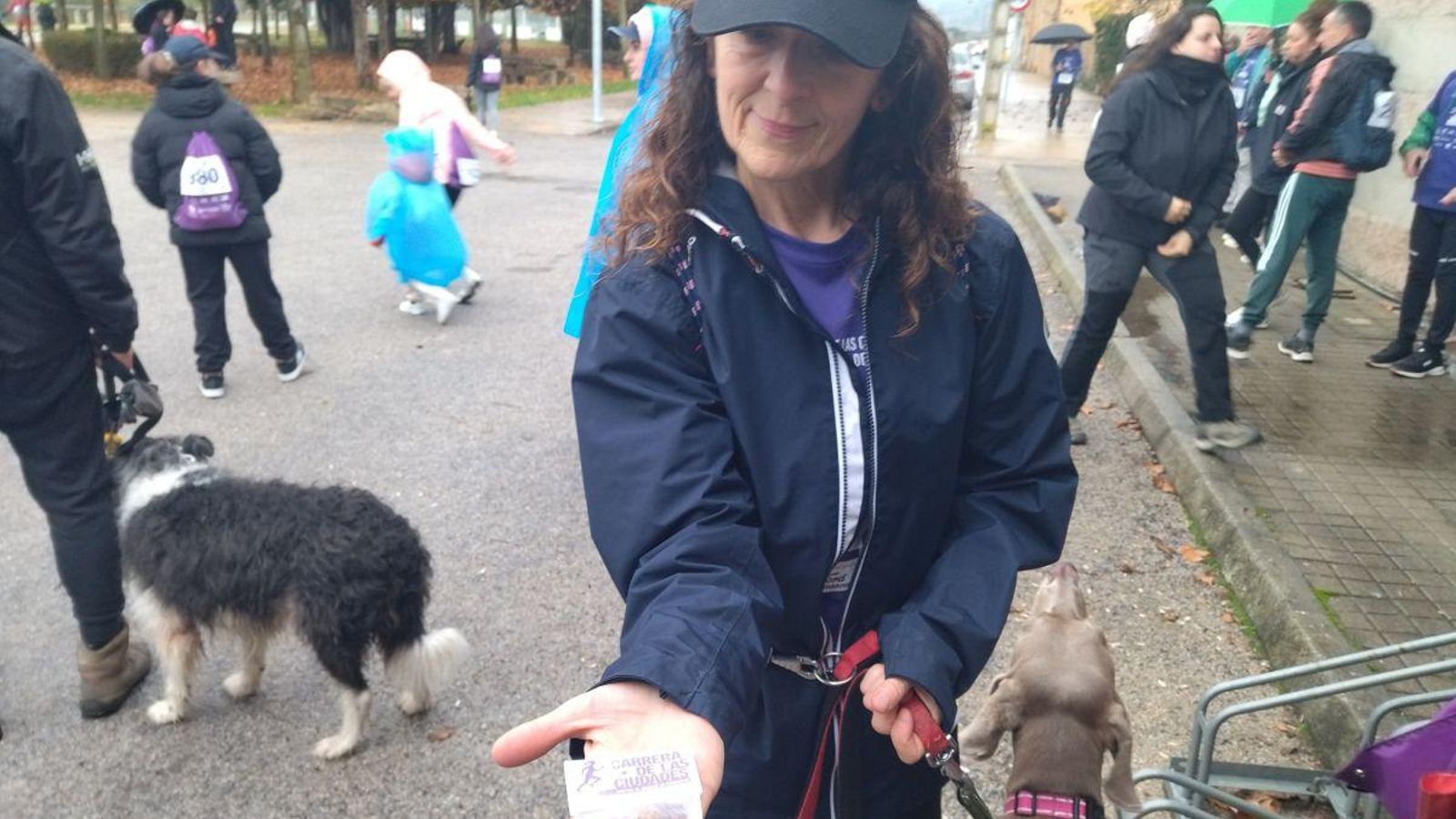 Mostrando una semilla para enterrar.