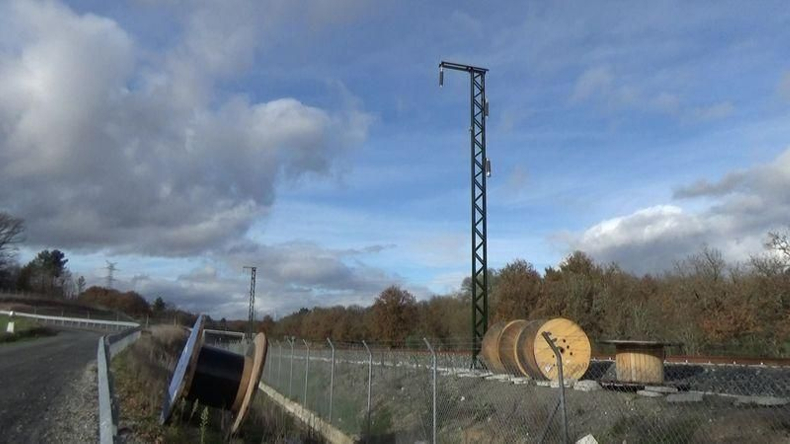 El ramal de conexión entre la línea de alta velocidad y la vía de ancho convencional en Taboadela también está pendiente de la colocaciónd de la catenaria.