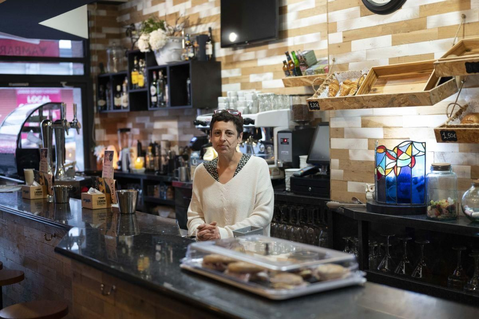 Ana María tras la barra de Tu Bicada, donde comienzan las mañanas con croissants puramente franceses.