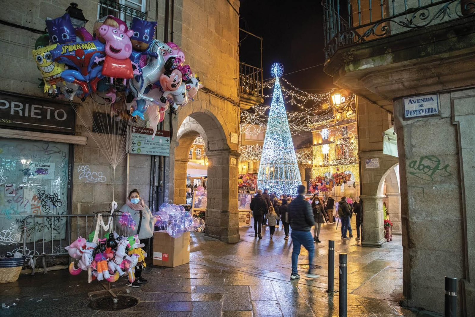 Ambiente en la Plaza Mayor con las luces de Navidad. (FOTO: ÓSCAR PINAL)
