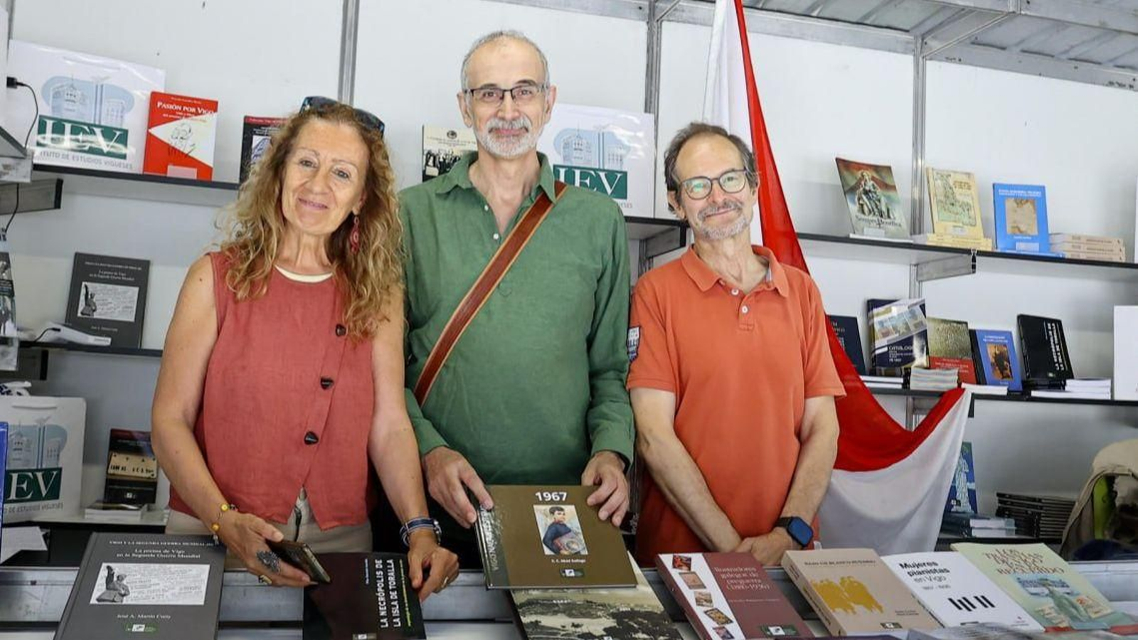 Xoán Carlos Abad, con Mercedes Bangueses y Antonio Giráldez, presentó su libro sobre “1967”.