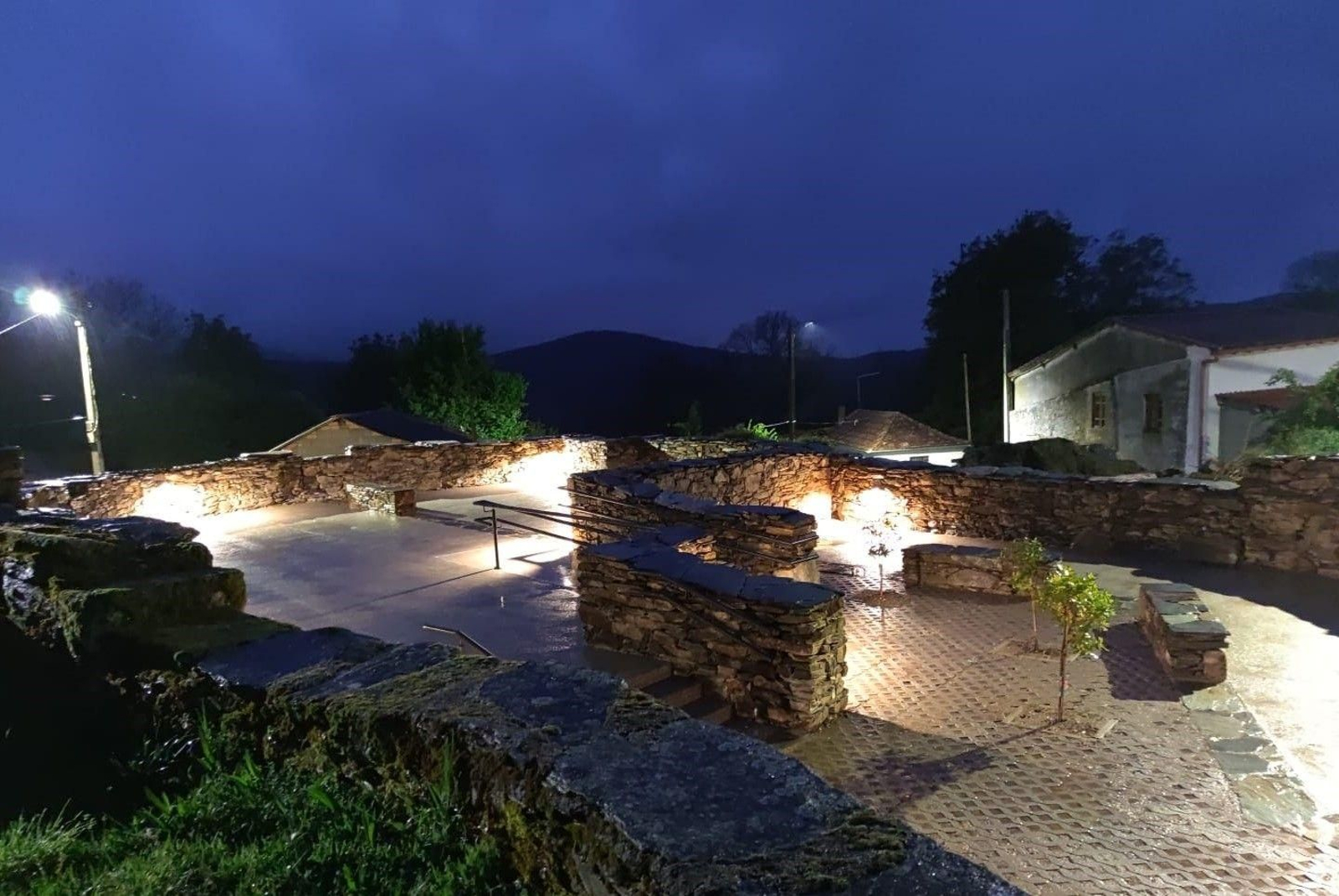 La plaza, con las obras finalizadas, de noche. (Foto: cedida).