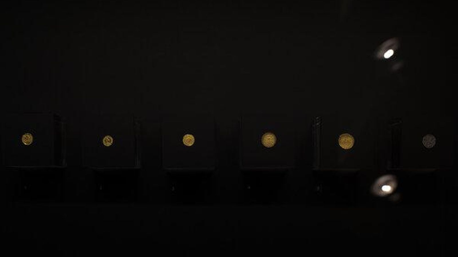 Las seis monedas históricas en detalle recién adquiridas, exhibidas juntas en el Museo Arqueolóxico de Ourense.