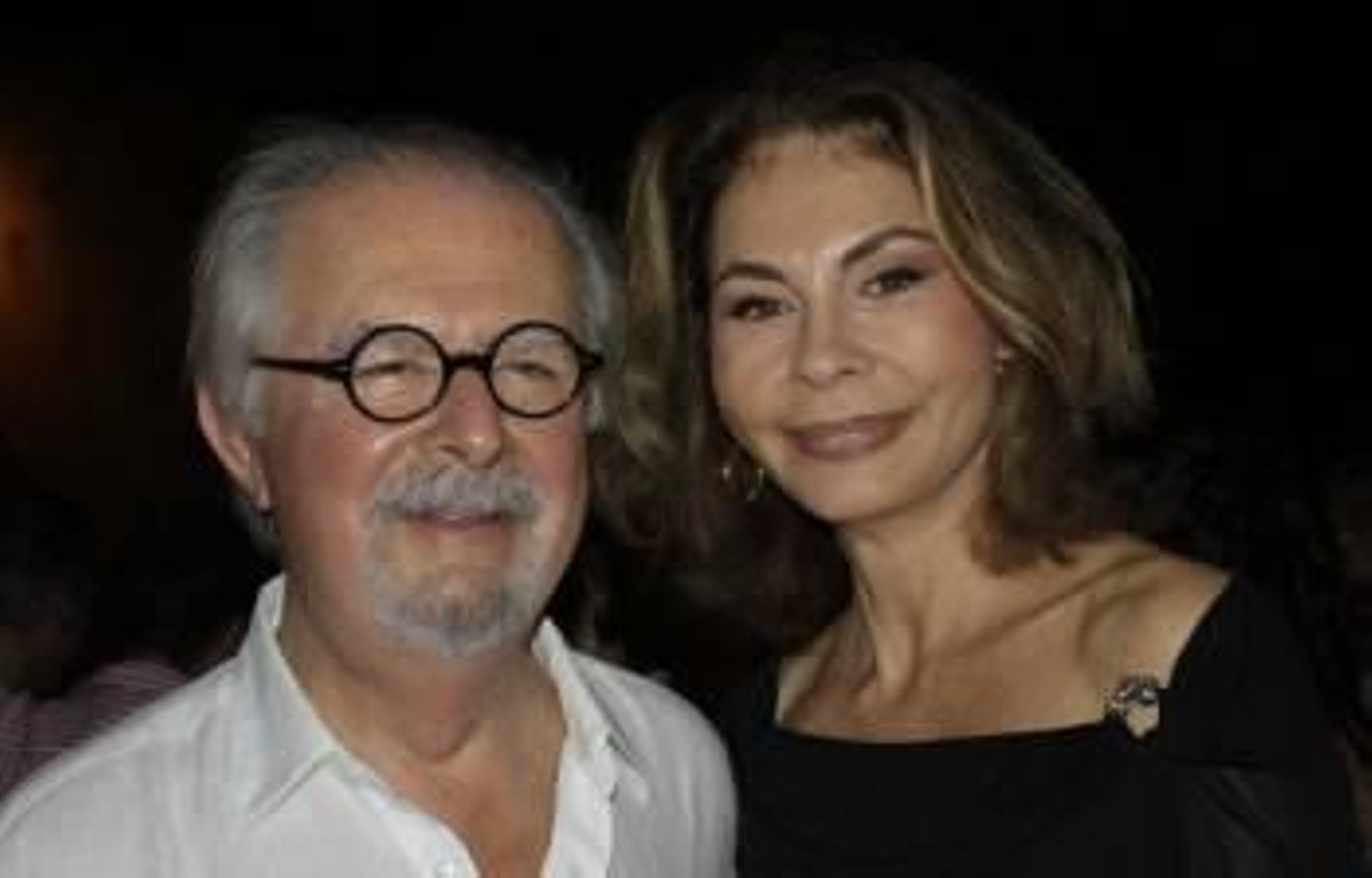 Fotografía de este 4 de diciembre de 2011 del pintor y escultor colombiano Fernando Botero (i), posando con su esposa, la artista griega, Sophia Vari (d).