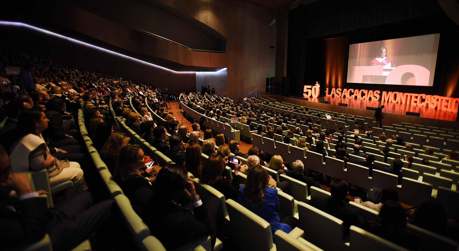 Los colegios vigueses Montecastelo y Las Acacias, pertenecientes a Fomento de Centros de Enseñanza, celebraron ayer su brillante 50 aniversario con un multitudinario acto en el Auditorio Mar de Vigo, con presencia del alcalde, Abel Caballero.