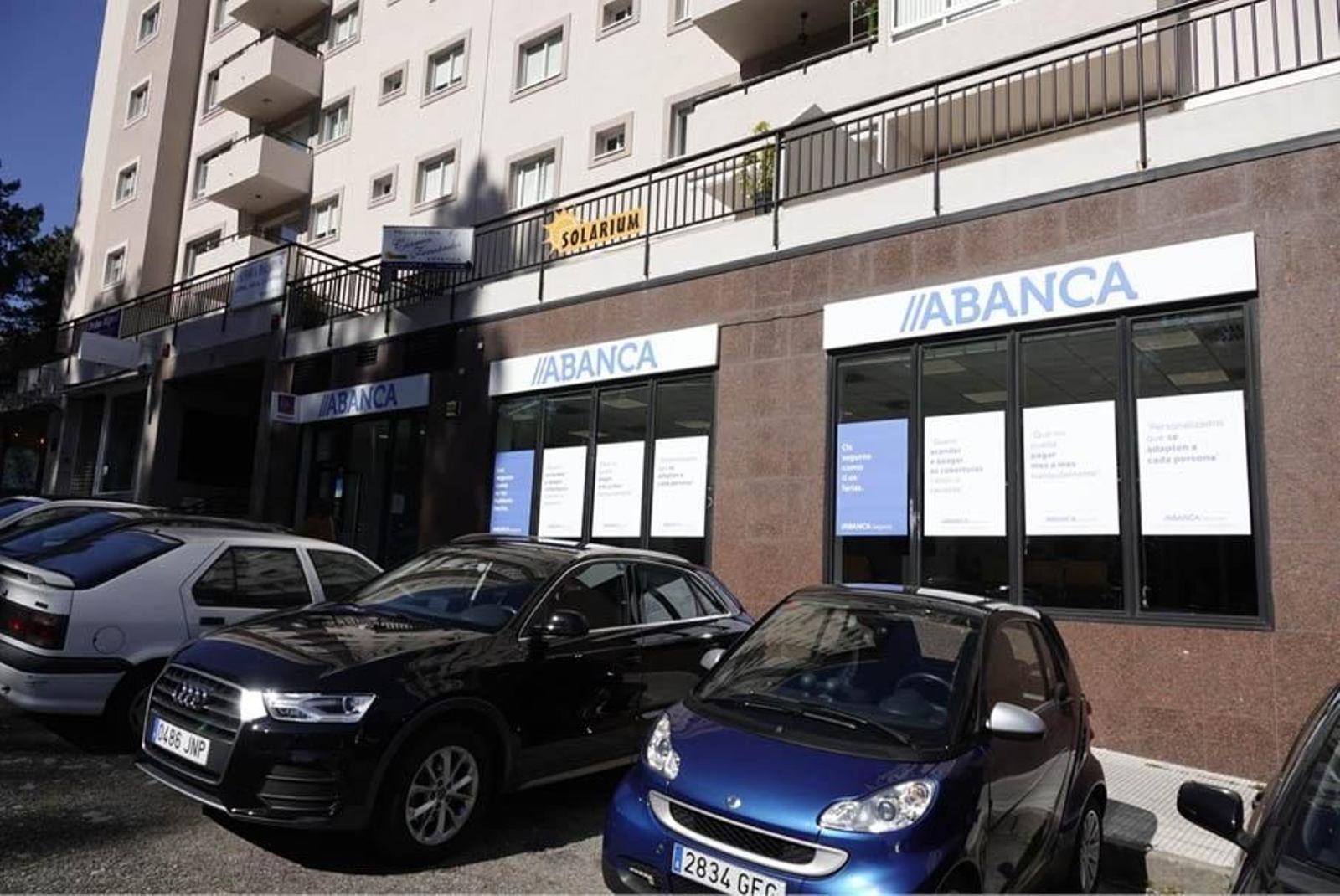La oficina de Abanca  en el barrio de Coia, donde los delincuentes se llevaron 165.000 euros.