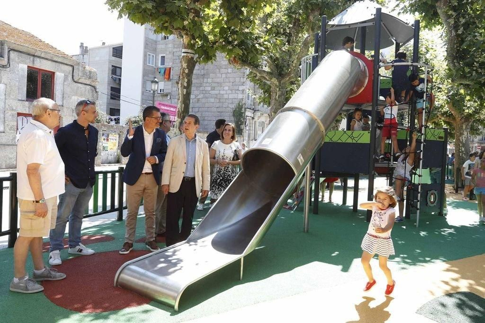 Decenas de niños aguardaban impacientes la apertura del nuevo recinto de juegos.