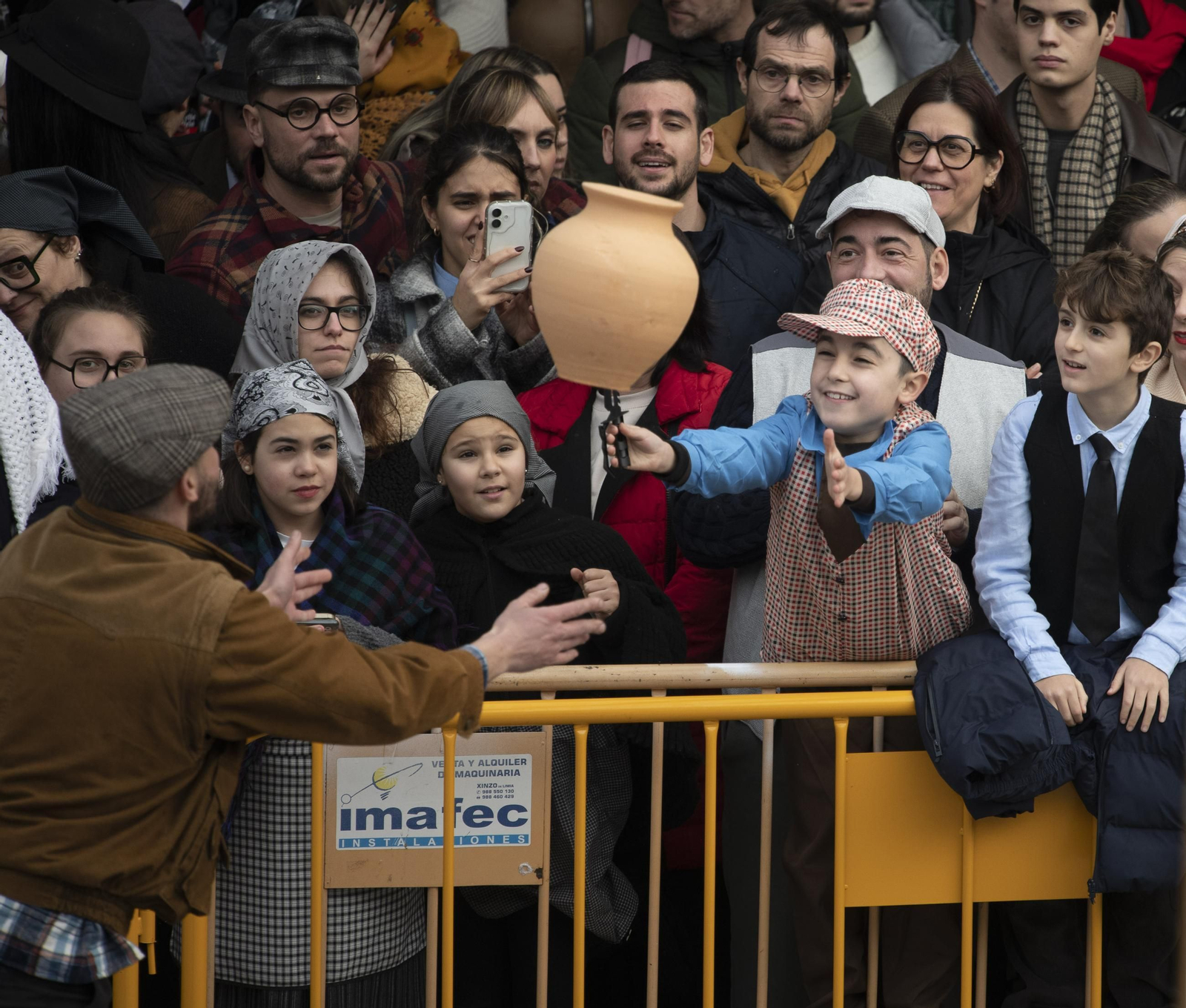 Galería |  Xinzo celebra su Domingo Oleiro con las olas volando en la Plaza Mayor