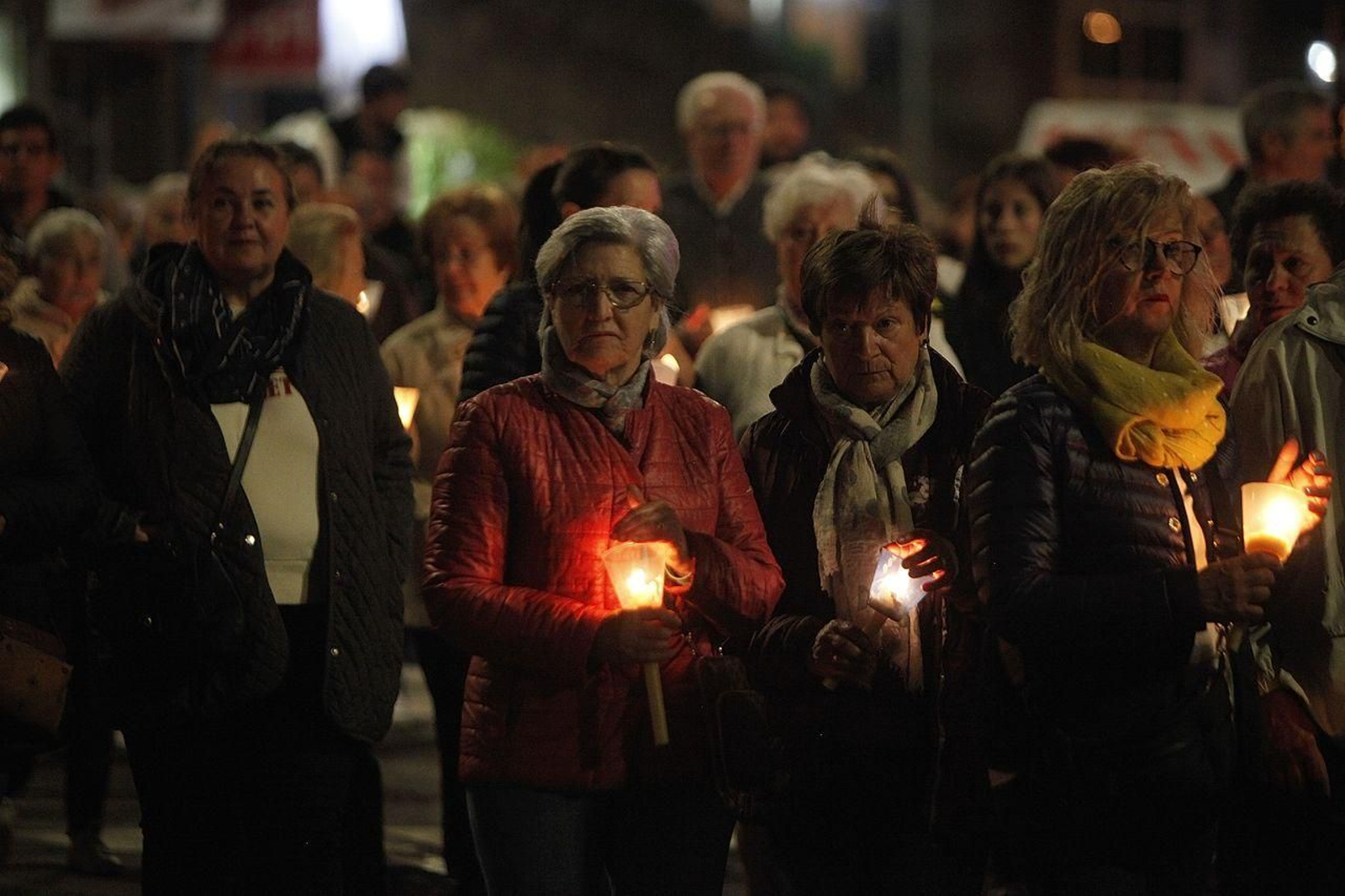 Rezando al paso de la Procesión de la Virgen de Fátima