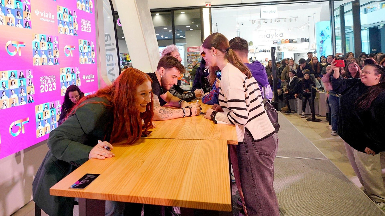 Los tres finalistas firman discos.