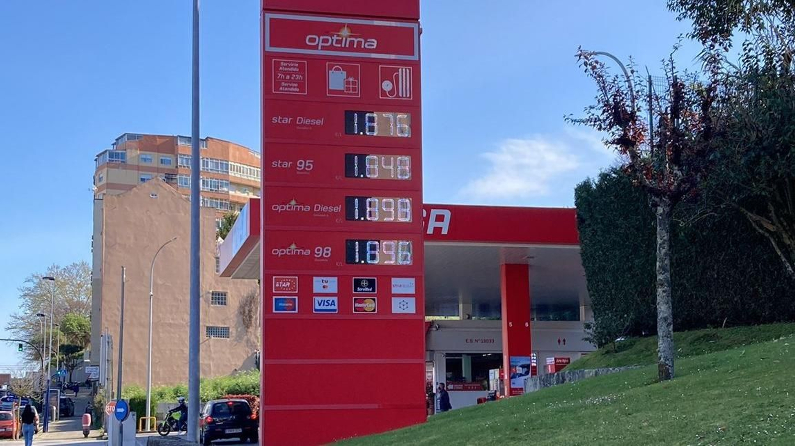 Precios en una gasolinera de Vigo, este jueves.