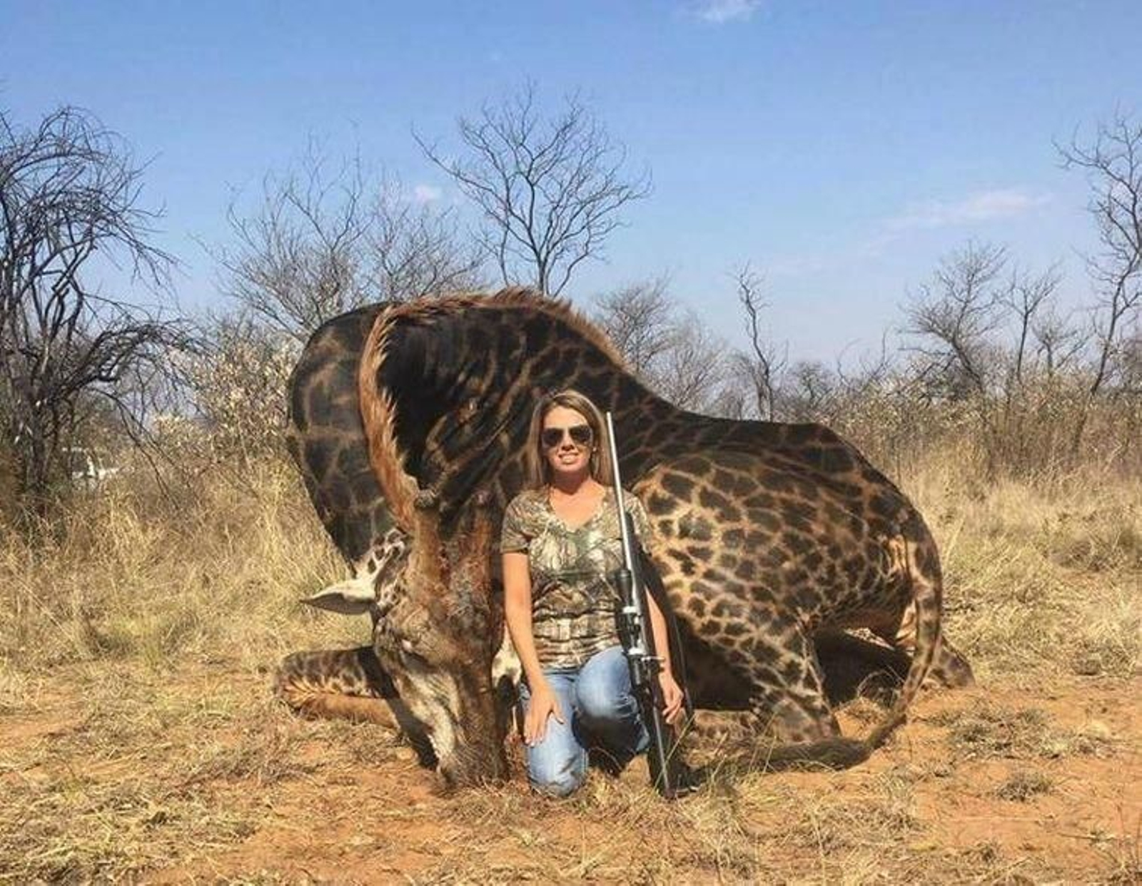 La cazadora estadounidense que asesinó a una jirafa negra.