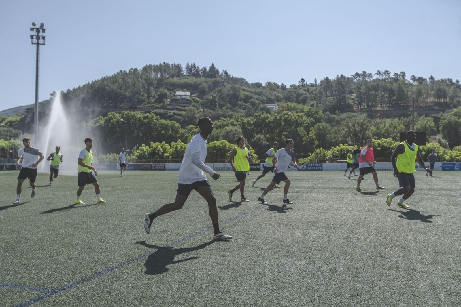 Varios jugadores en un entrenamiento del Ourense CF en el campo municipal de Oira.