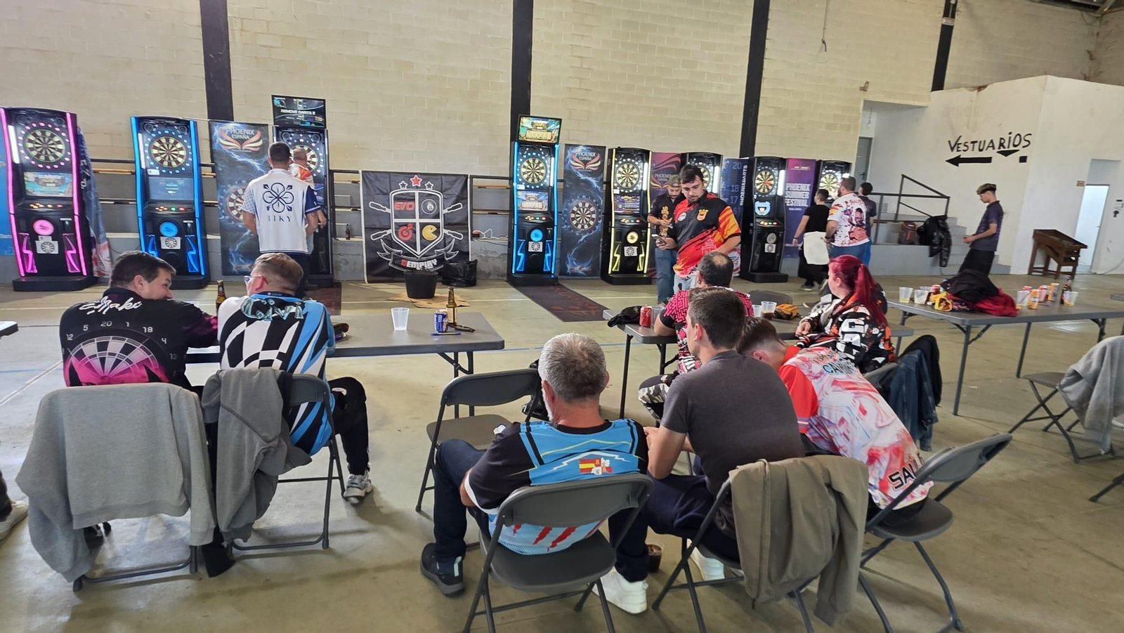 arios momentos de las partidas y del ambiente vivido durante el primer torneo de dardos celebrado en el pabellón municipal de San Xoán de Río