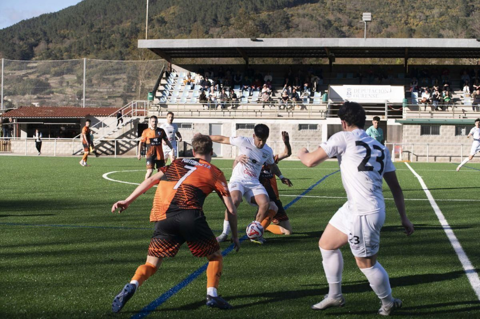 Kevin Tumbeiro, delantero del Atlético Arnoia, es agarrado por un contrario en el partido contra el Portonovo en A Queixeira.