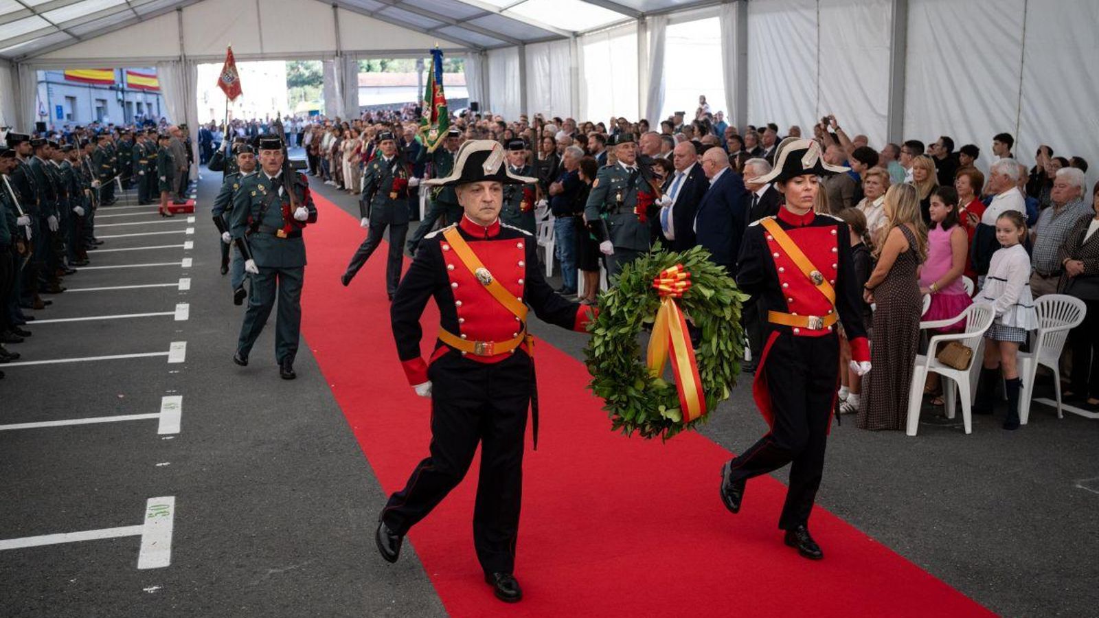 Ofrenda floral con motivo del homenaje a los que dieron su vida por España, en la Comandancia de la Guardia Civil durante la celebración por el Día del Pilar.