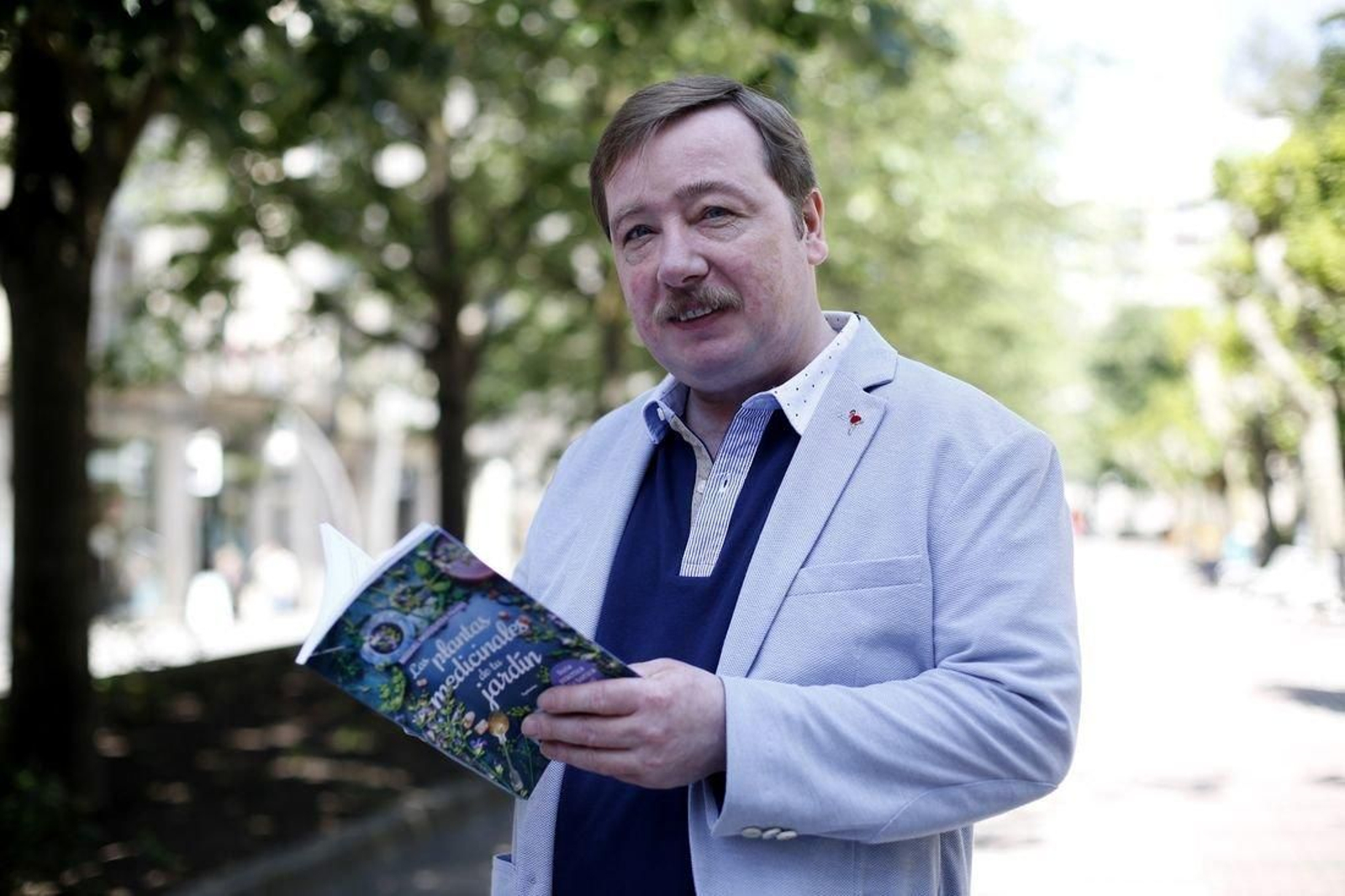 El periodista y escritor Miguel Mosquera Paans, con una obra anterior. (Foto: Xesús Fariñas)