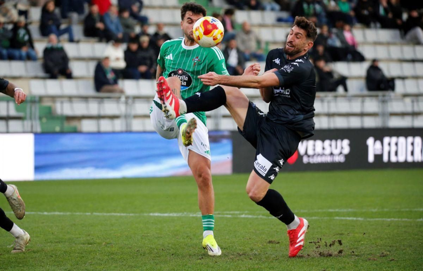 Eliseo Falcón intenta cortar un pase de Antón Escobar en A Malata.
