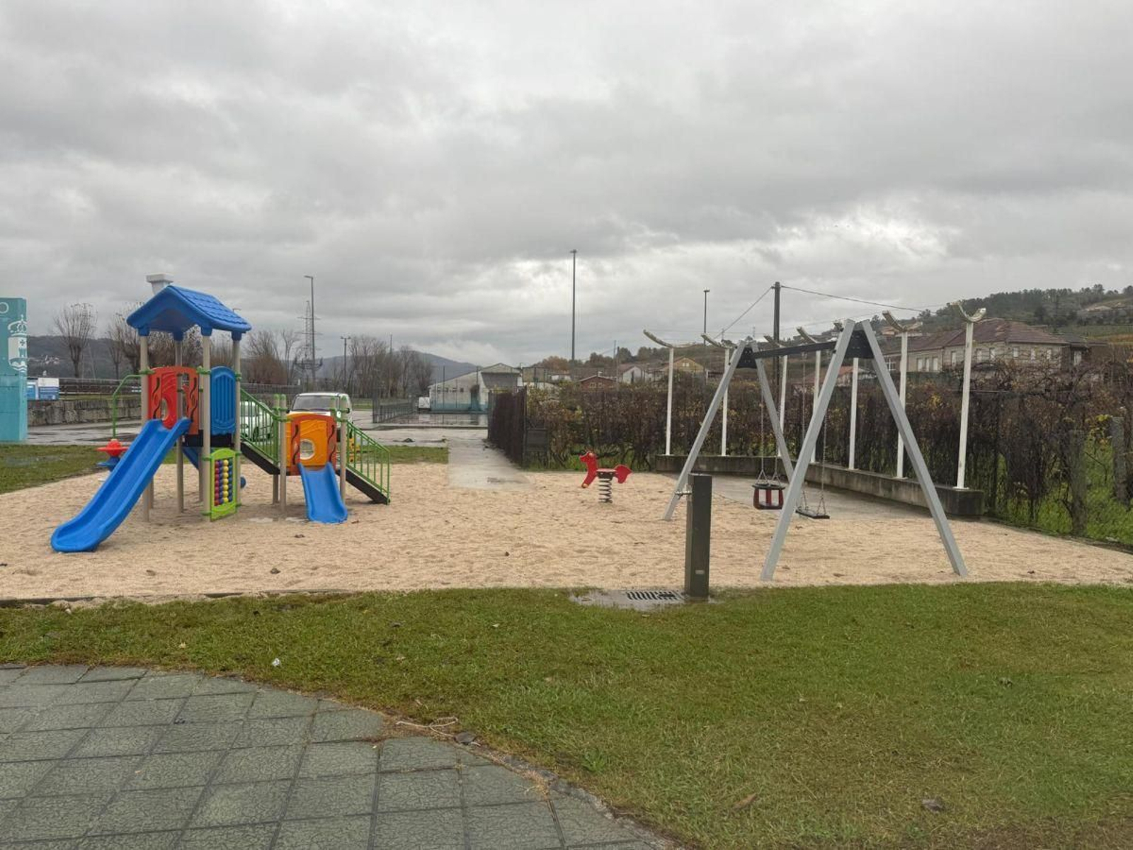 Nueva imagen del parque infantil del Club Náutico de Castrelo de Miño.