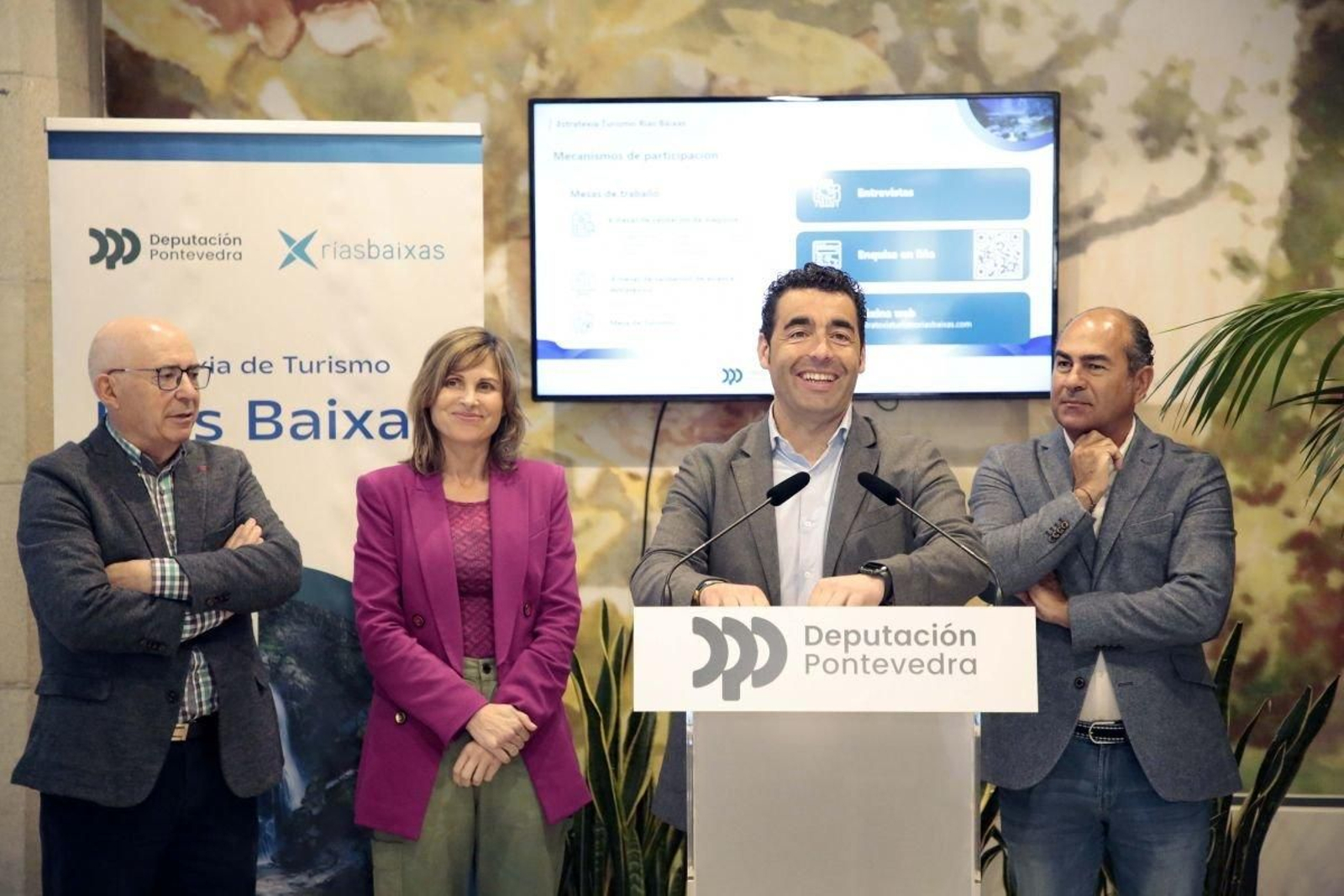 Luis López “Lugués” y Nava Castro, ayer tras la reunión con el sector turístico.