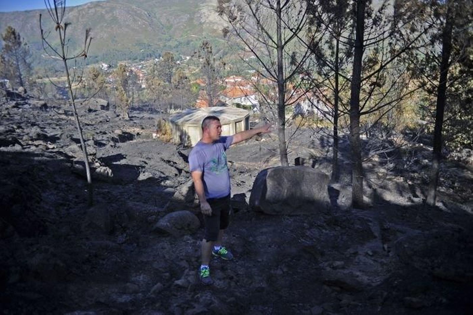 El fuego sigue activo en Entrimo.