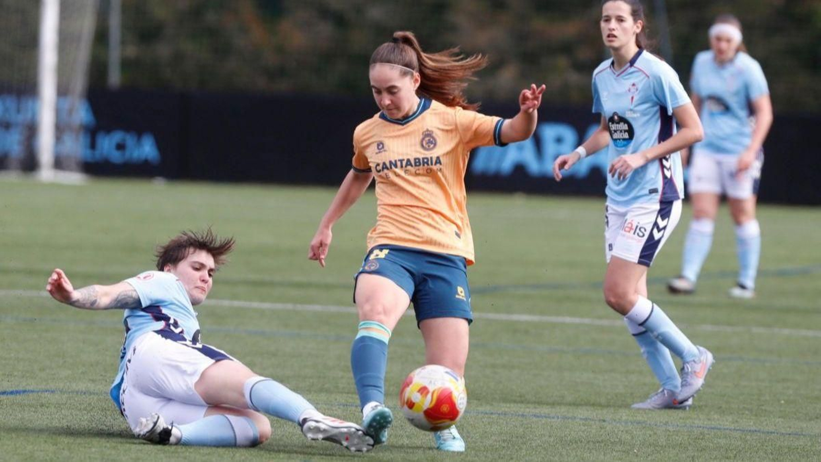 María Figueroa se lanza al suelo para tratar de cortar un balón.