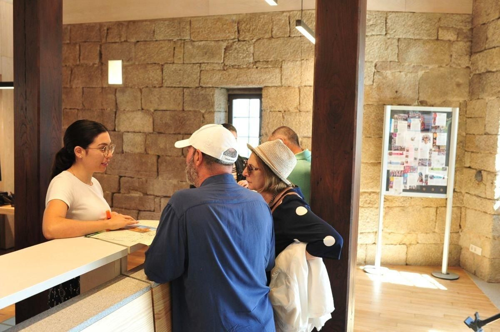 Visitantes en la oficina de turismo de la antigua casa do legoeiro abierta hace unos días.