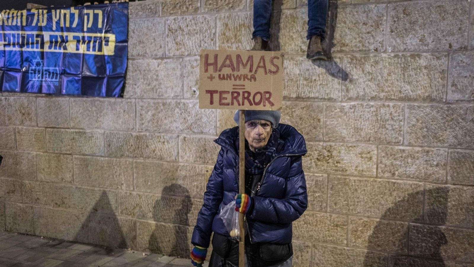 Una mujer israelí protesta contra la UNWRA