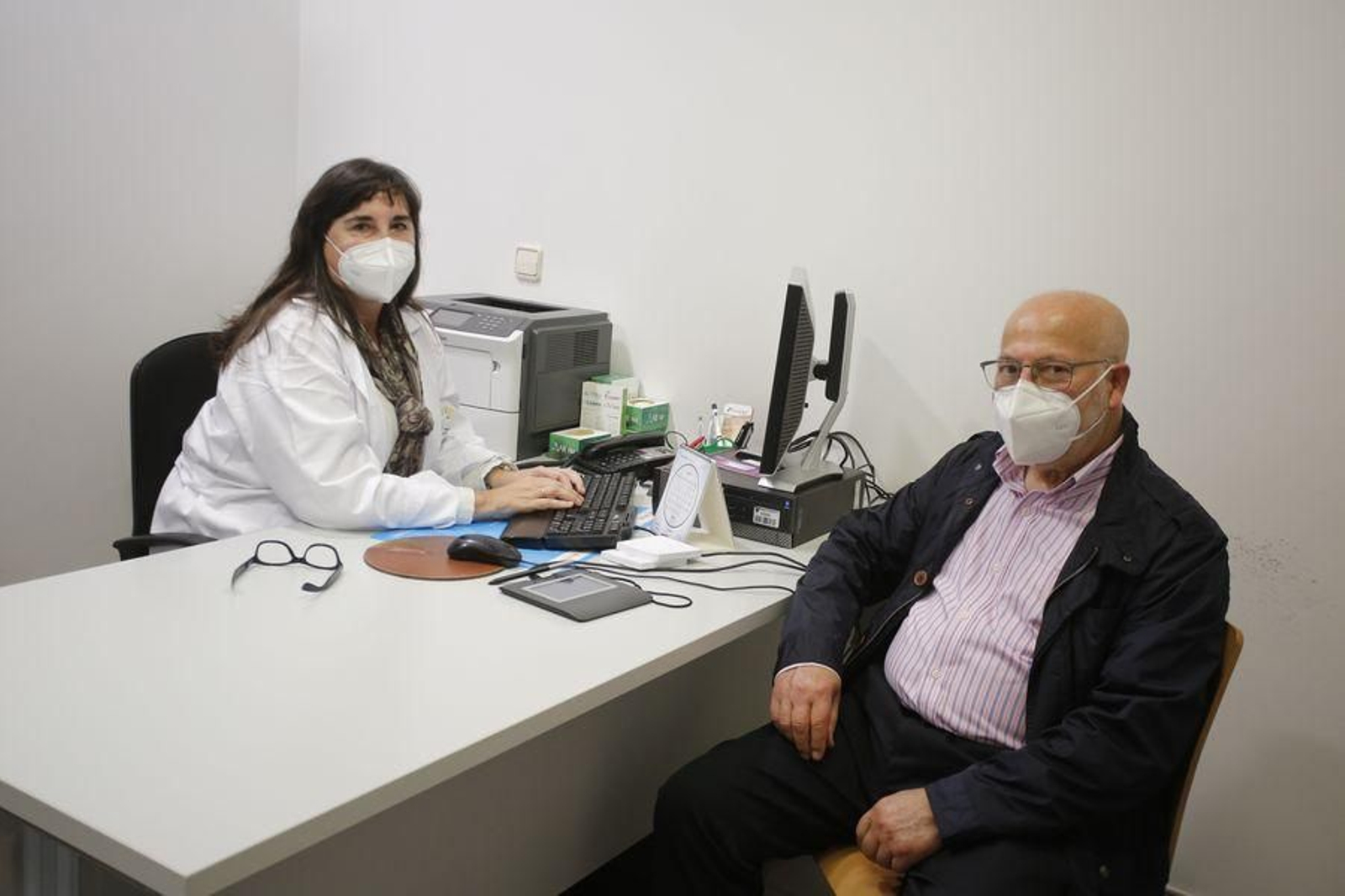 La neuróloga Icíar Cimas, en la consulta con su paciente Pedro Telmo Fernández.