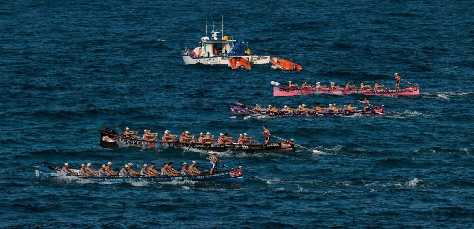 Chapela, junto a algunas de las traineras de la Liga ACT en la Bandera de Zarautz.
