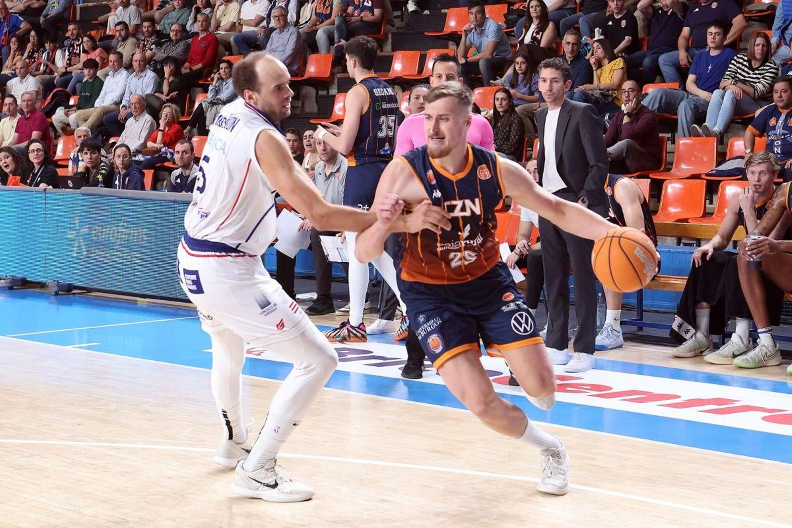 Jan Zidek trata de superar al jugador del Obradoiro Denzel Andersson.