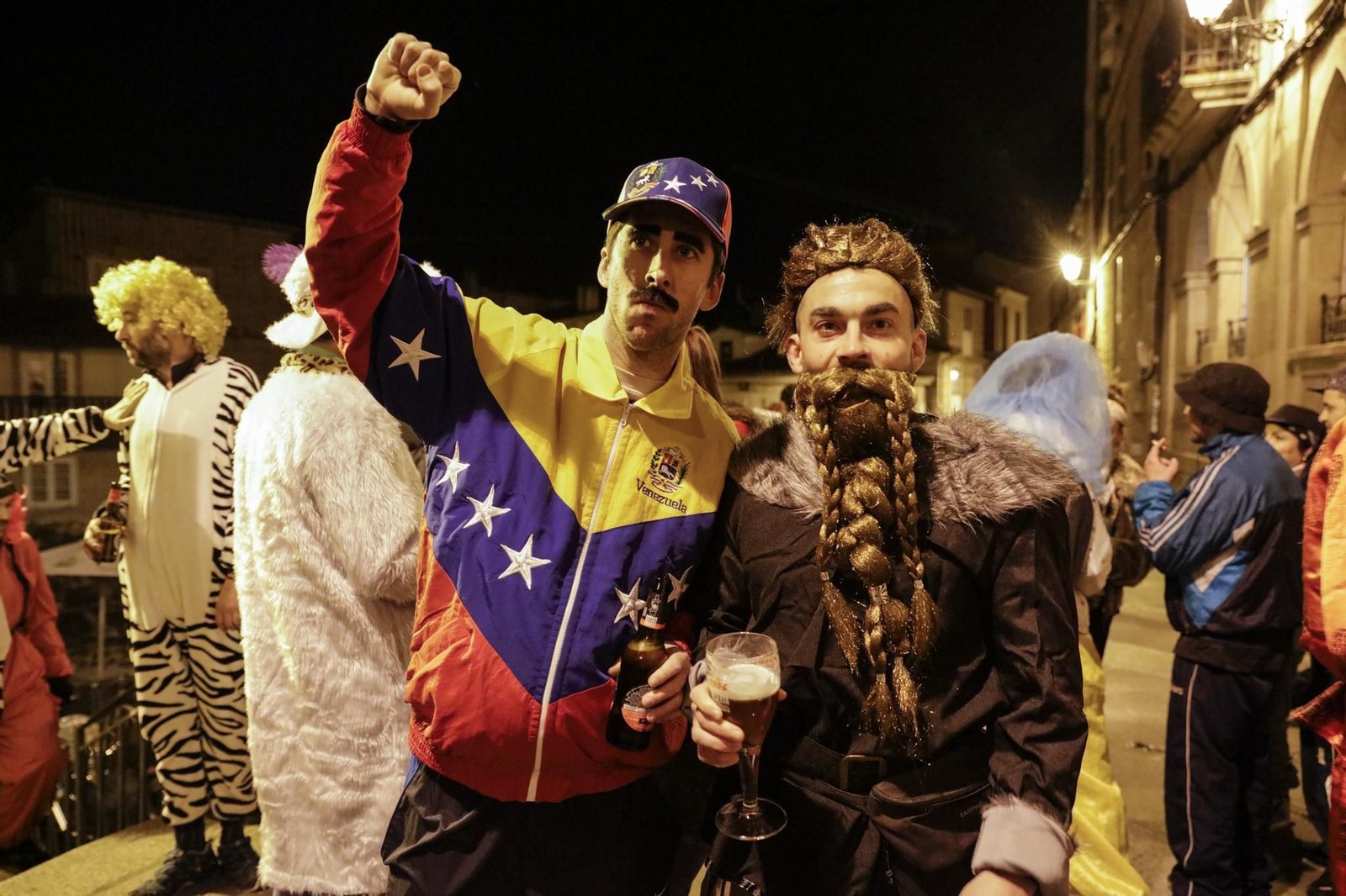 Galería | La ciudad respira Entroido en todas sus calles a la espera del desfile