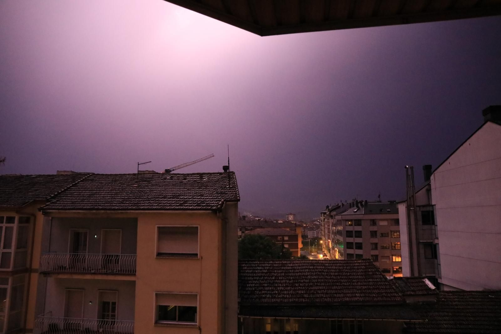 El cielo de Ourense pudo verse iluminado ayer por la intensa actividad eléctrica de la tormenta.