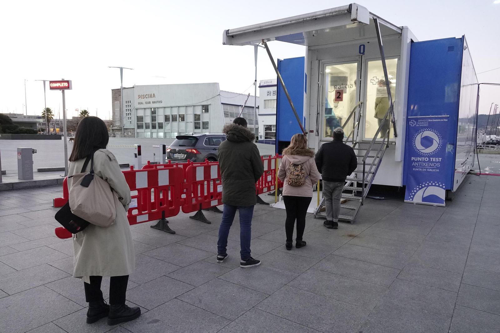 Cola para hacerse una pruena PCR en el Náutico de Vigo, esta semana. // Vicente Alonso