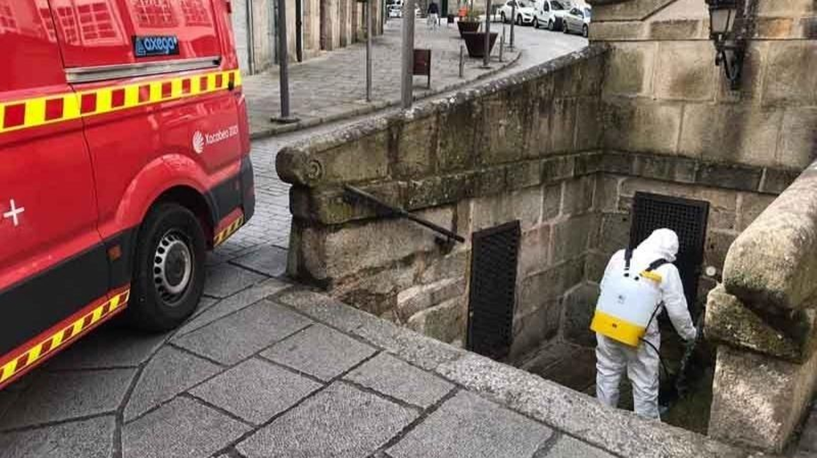 Un miembro del Grupo de Emergencias Supramunicipal de Ribadavia desinfecta una fuente.