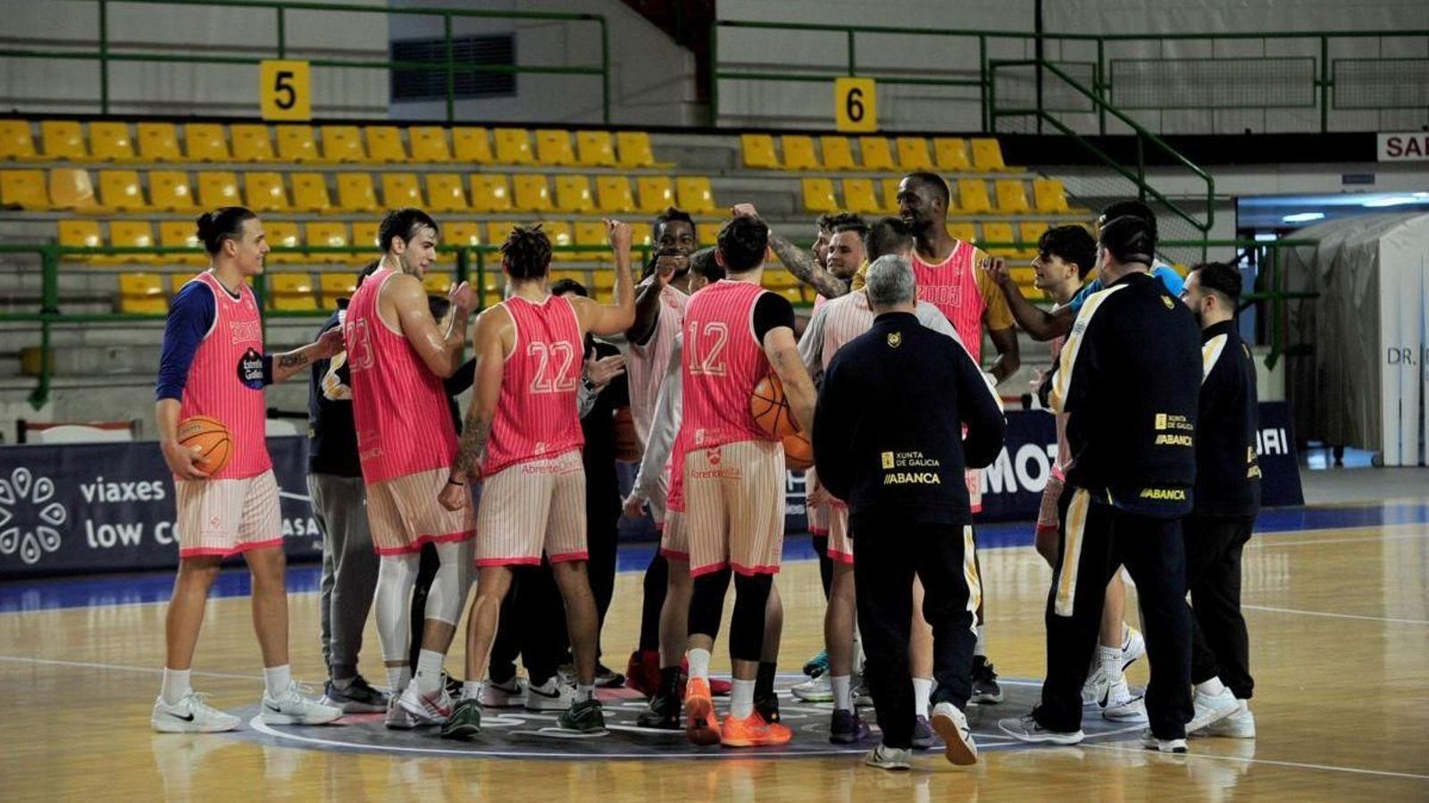 Los jugadores y el cuerpo técnico del COB, tras finalizar el entreno de ayer en la cancha del Pazo.