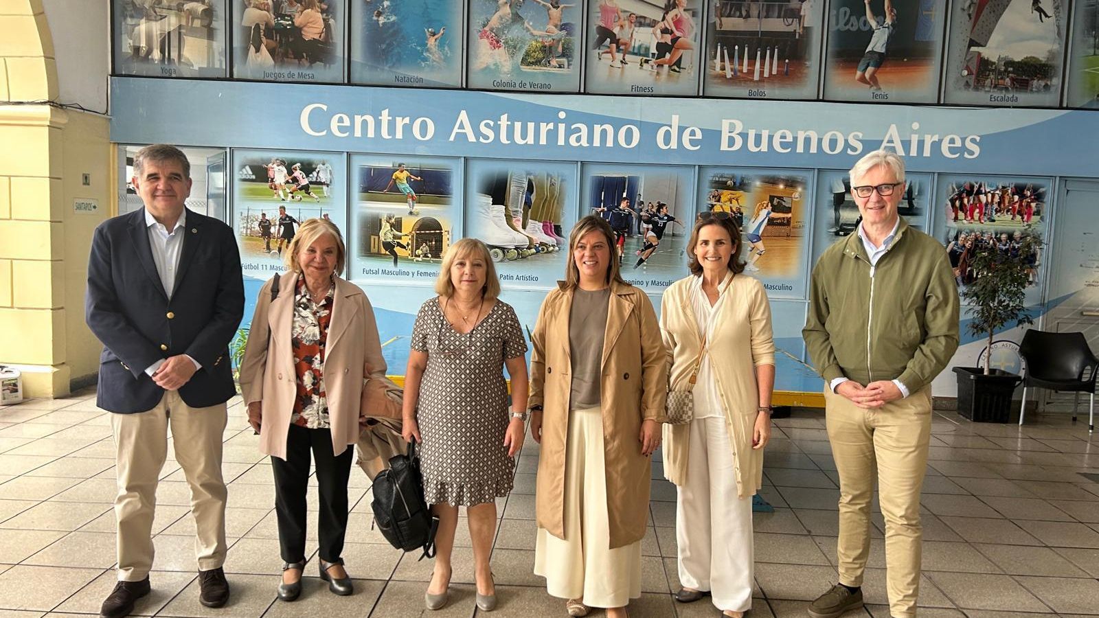 De izquierda a derecha, el embajador de España en Argentina, Joaquín María de Arístegui; la presidenta del Consejo de Comunidades Asturianas, María Antonia Felgueroso; la presidenta del Centro Asturiano de Buenos Aires, Pilar Simón; la vicepresidenta del Gobierno de Asturias, Gimena Llamedo; la esposa del embajador, María Jesús Crespo Lasso de la Vega; y el director general de Reto Demográfico, Marcos Niño.