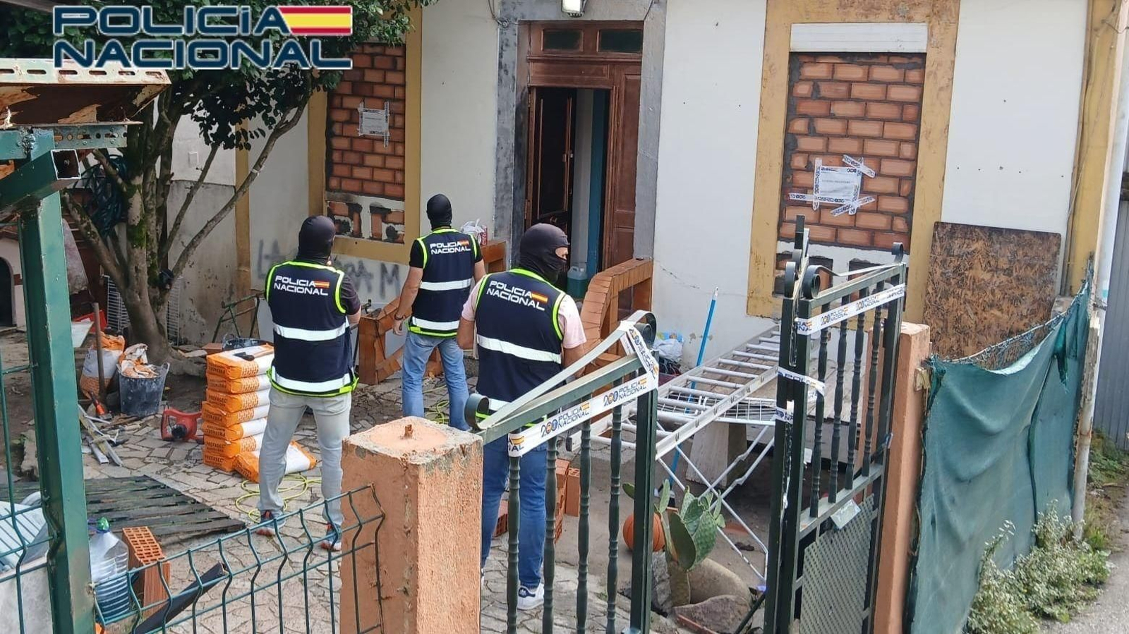 La Policía Nacional procede al tapiado de una narcovivienda en el entorno de la calle Aragón de Vigo, donde horas antes se realizó un registro y la detención de un varón por un delito contra la salud pública.