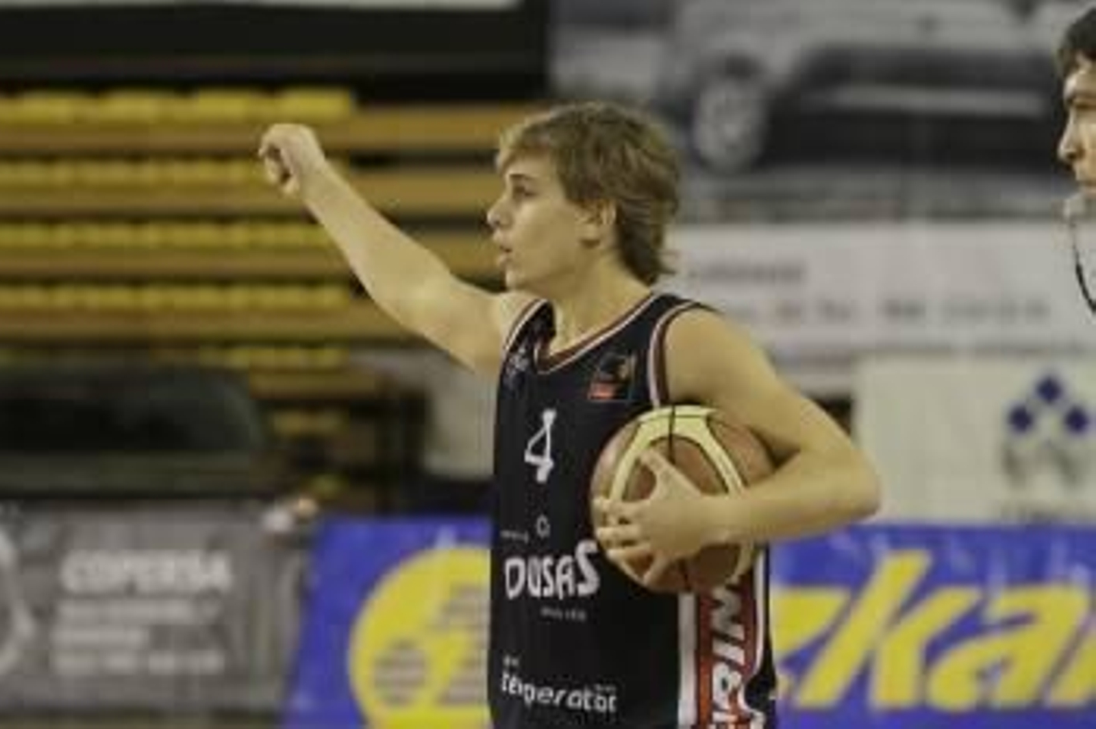 Cárdenas marca una jugada en un partido de la temporada pasada. (Foto: MIGUEL ÁNGEL)
