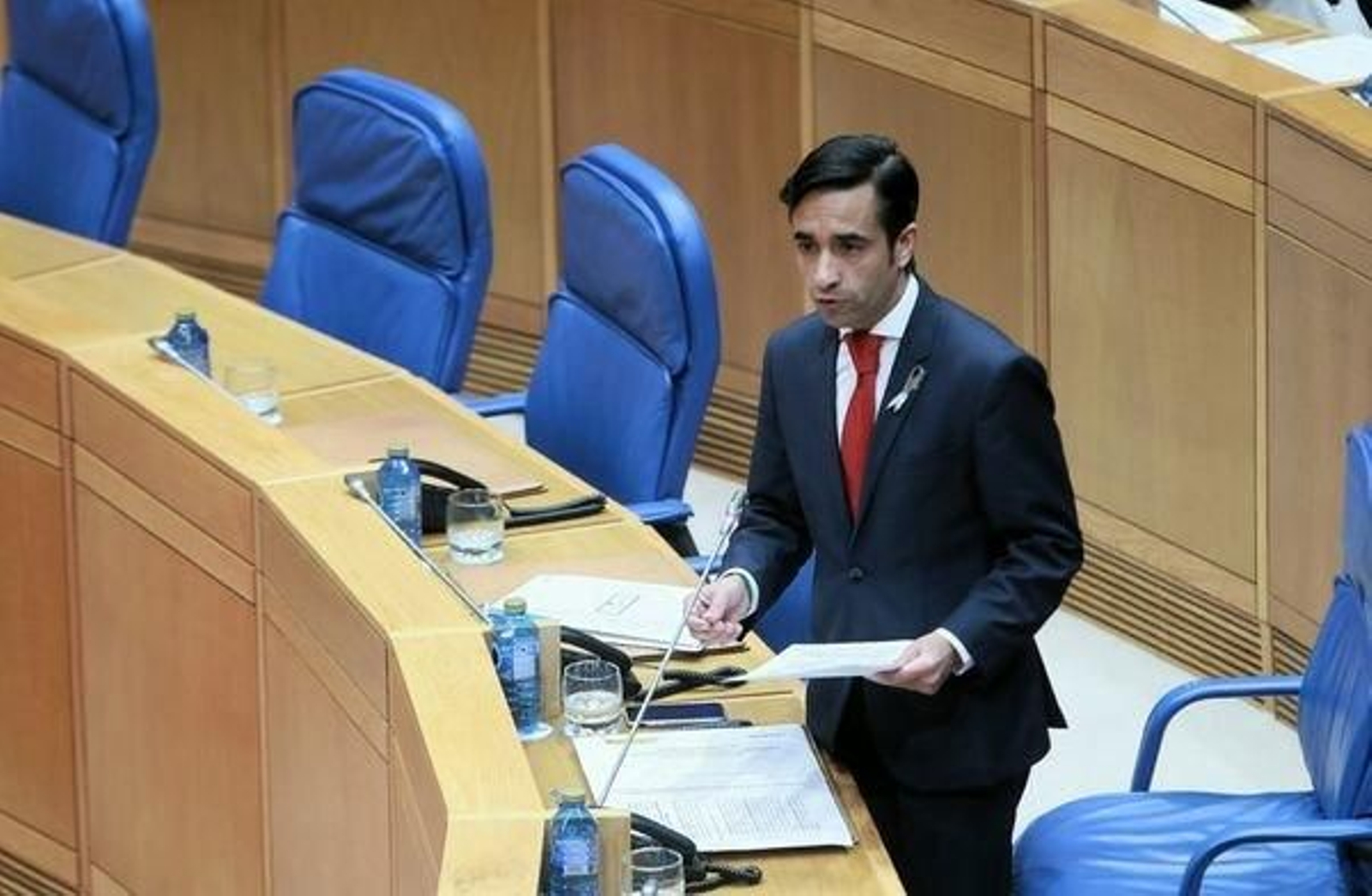 Rey Varela interviene en el Parlamento gallego.