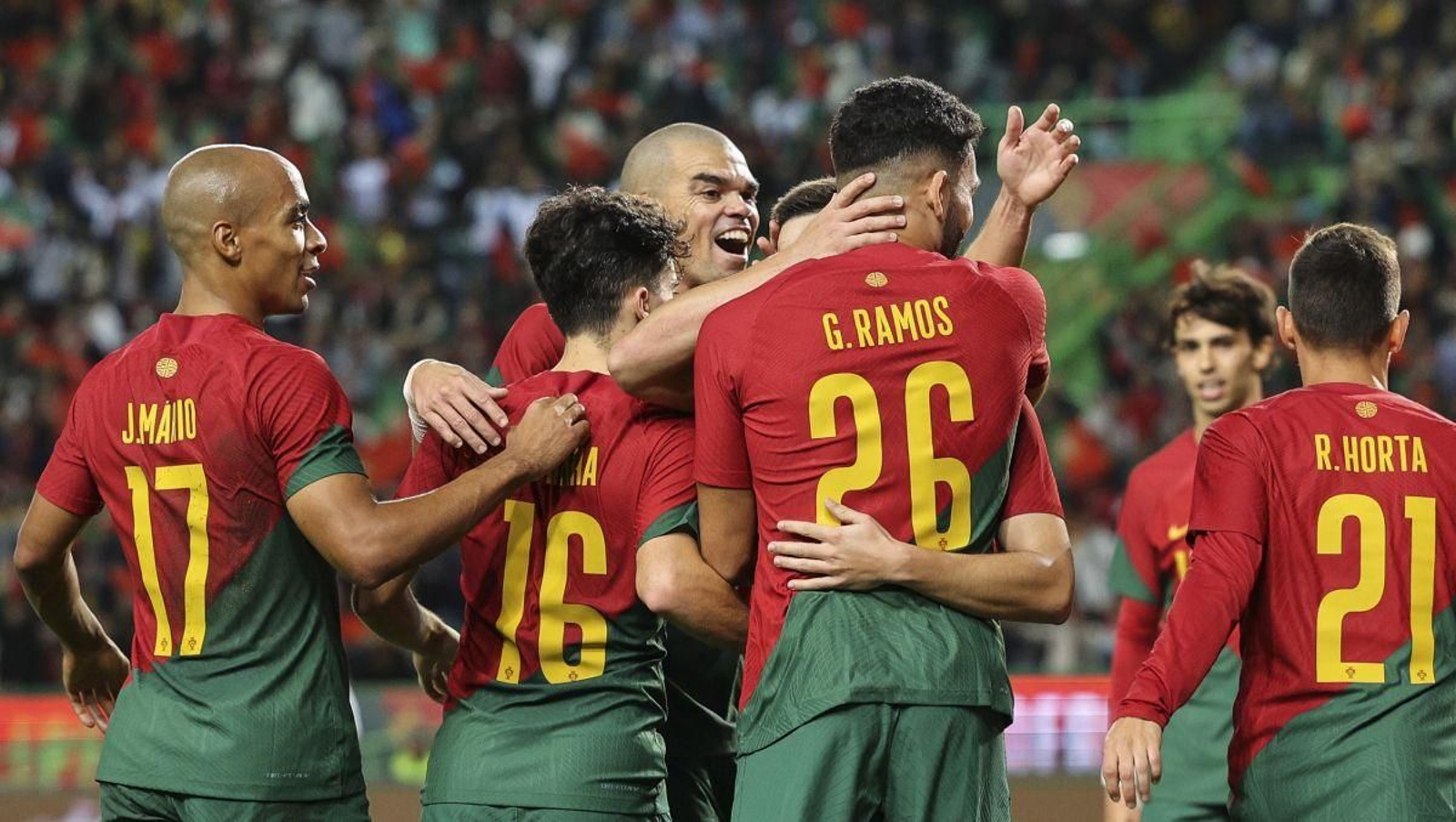 Los jugadores de Portugal celebran uno de sus cuatro goles.