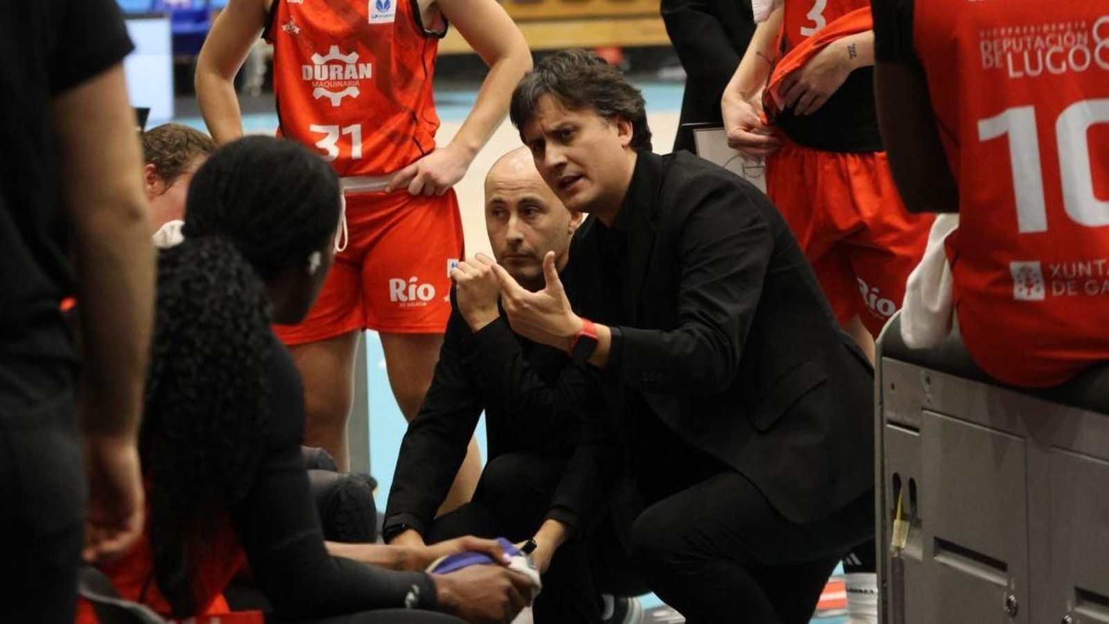 Suso Garrido dirige a sus jugadoras durante un encuentro.