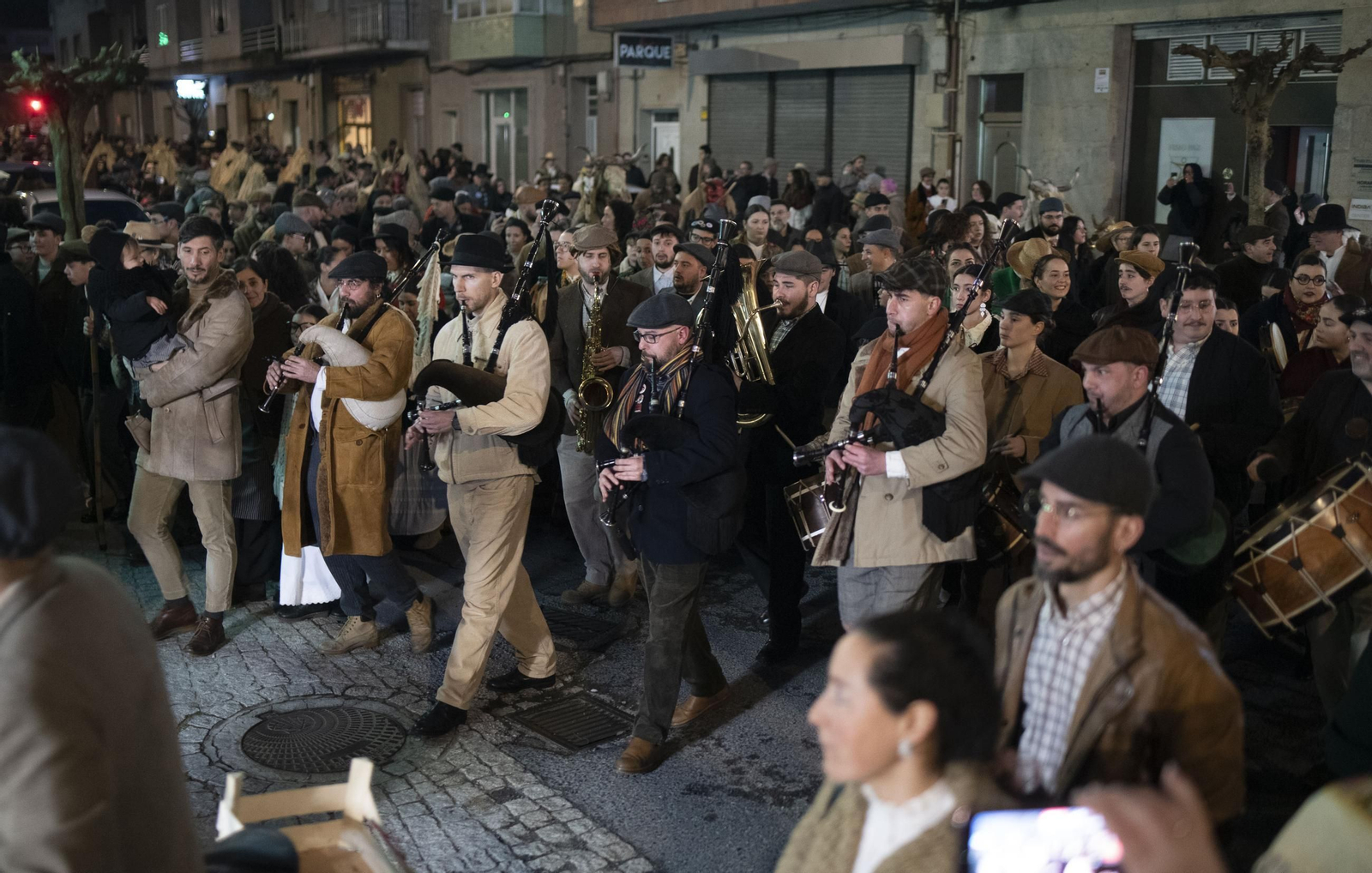 El carro del Meco avanzó entre aplausos y gestos de complicidad del público.