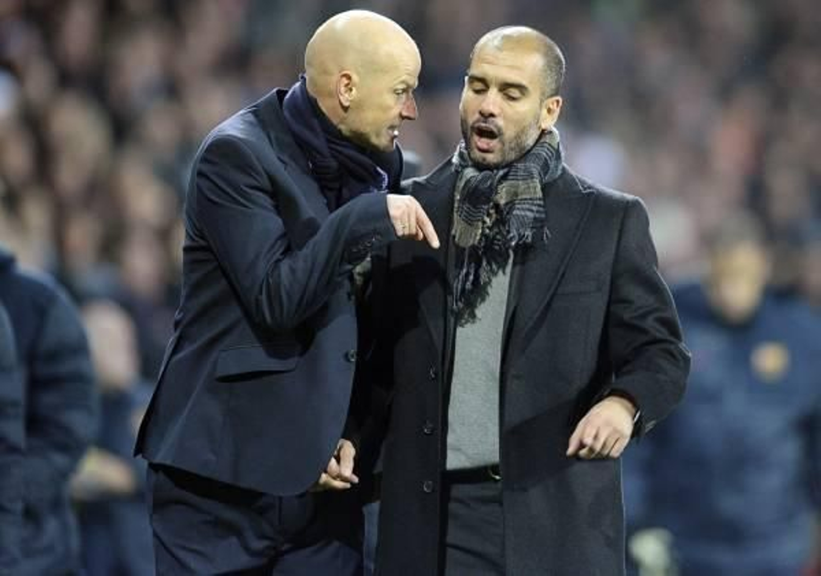 El entrenador Staale Solbakken (i) del Copenhague discute con Josep Guardiola (d) entrenador del Barcelona