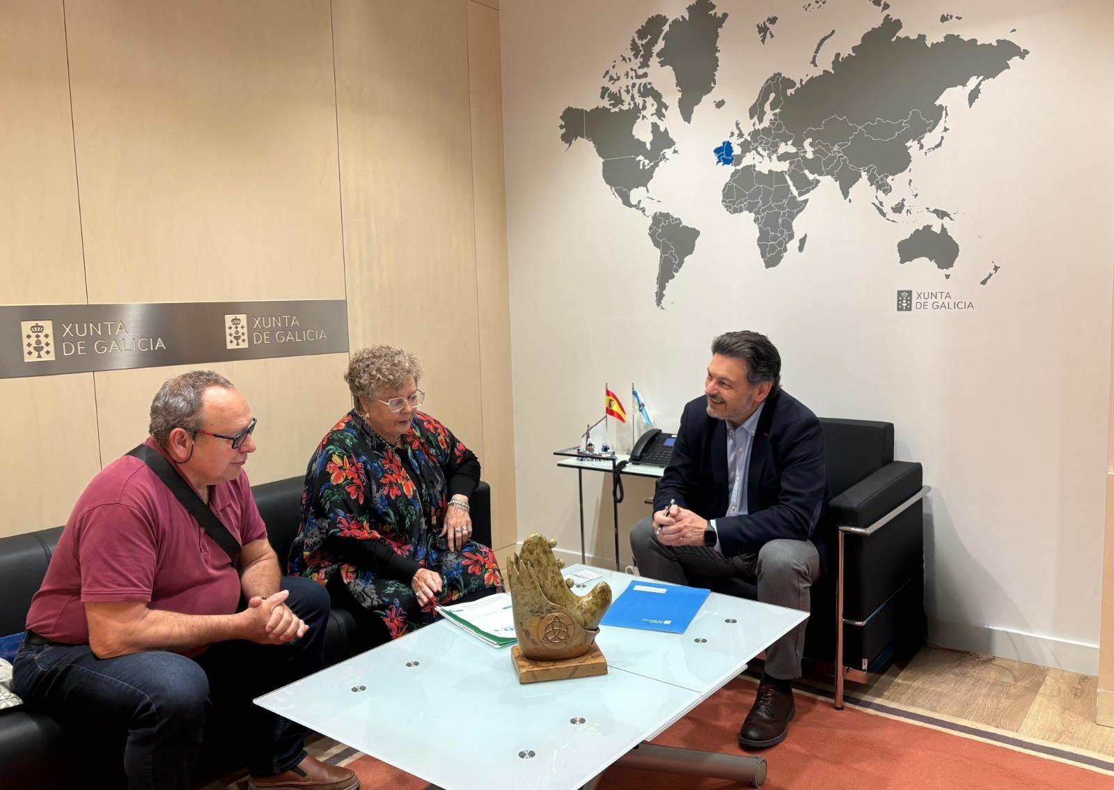 El secretario xeral da Emigración durante un encuentro con la directiva de la Casa de Galicia “Voces da Nosa Terra” de Puerto Madryn