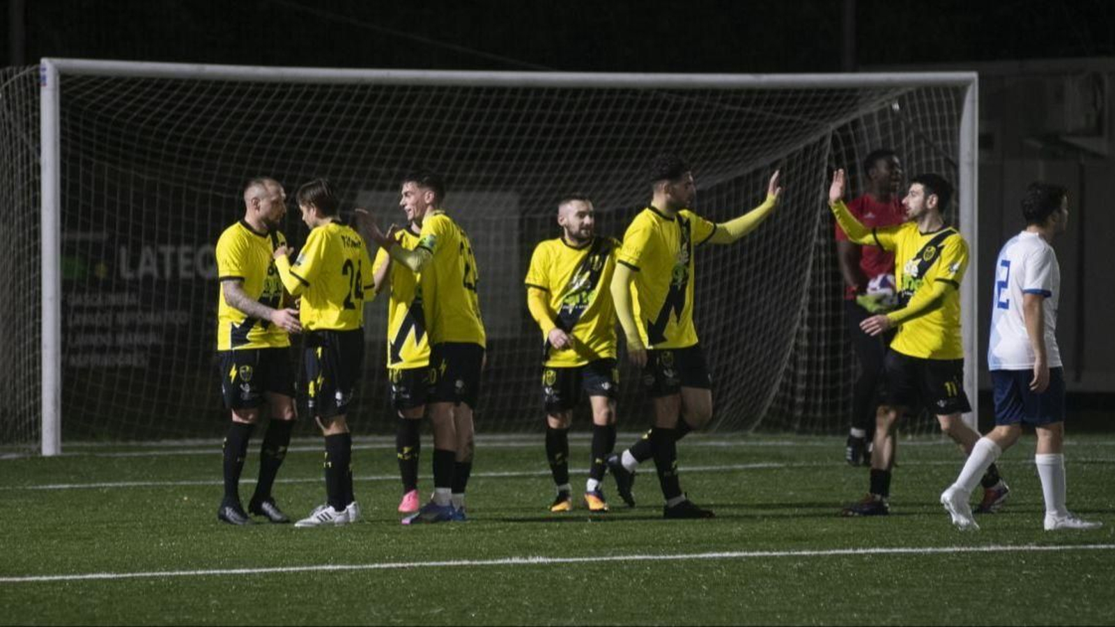 Los jugadores del Rayo 21 celebrando el último de los cuatro goles frente al Coles, en el campo de Albán.