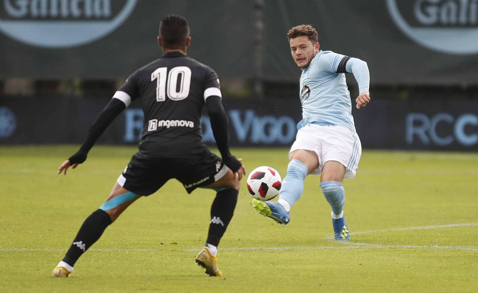 Diego Alende da un pase ante Hugo en el partido disputado ayer en el campo de Barreiro.