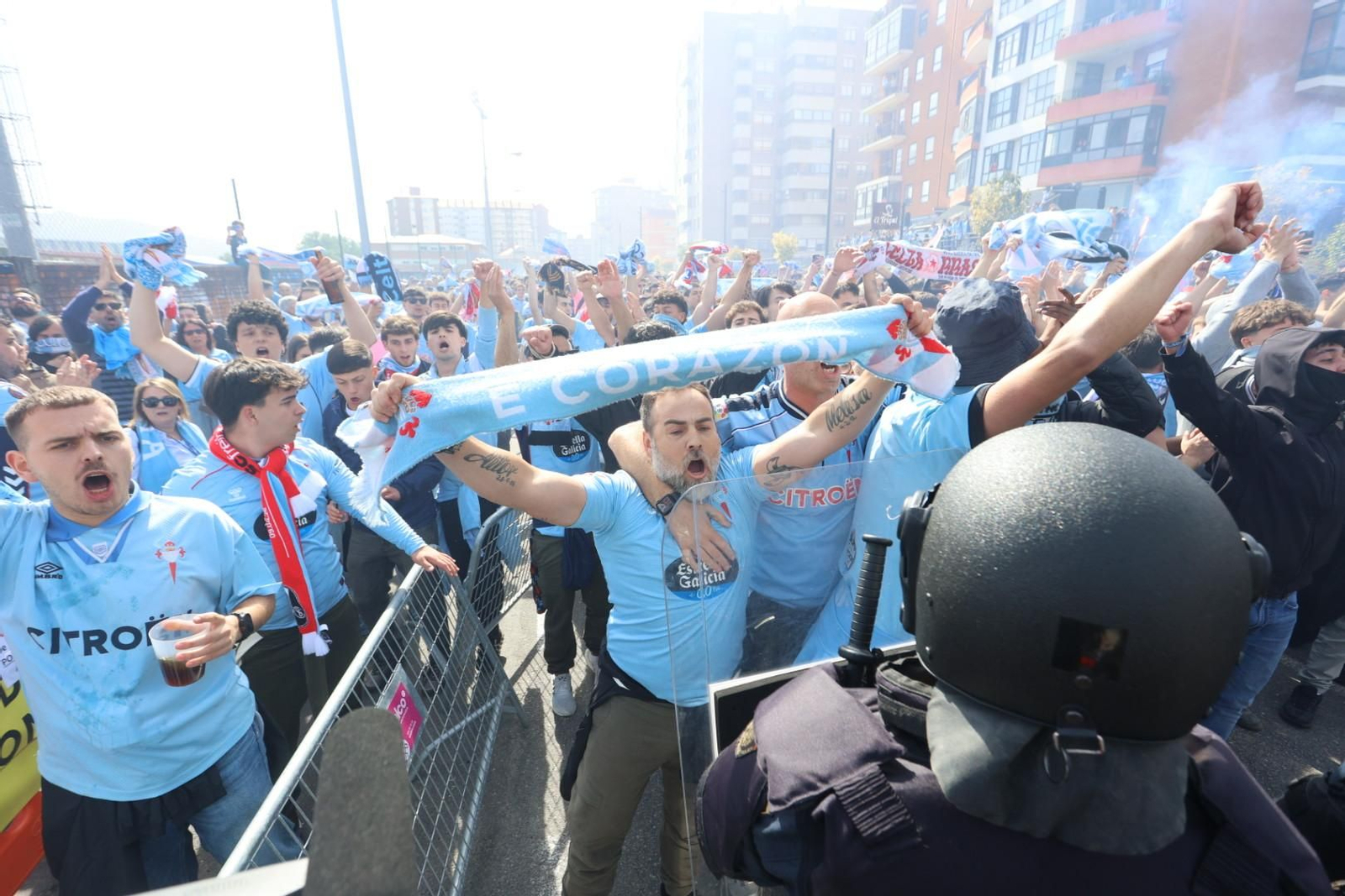 Galería | Una marea celeste recibe a los jugadores en Balaídos