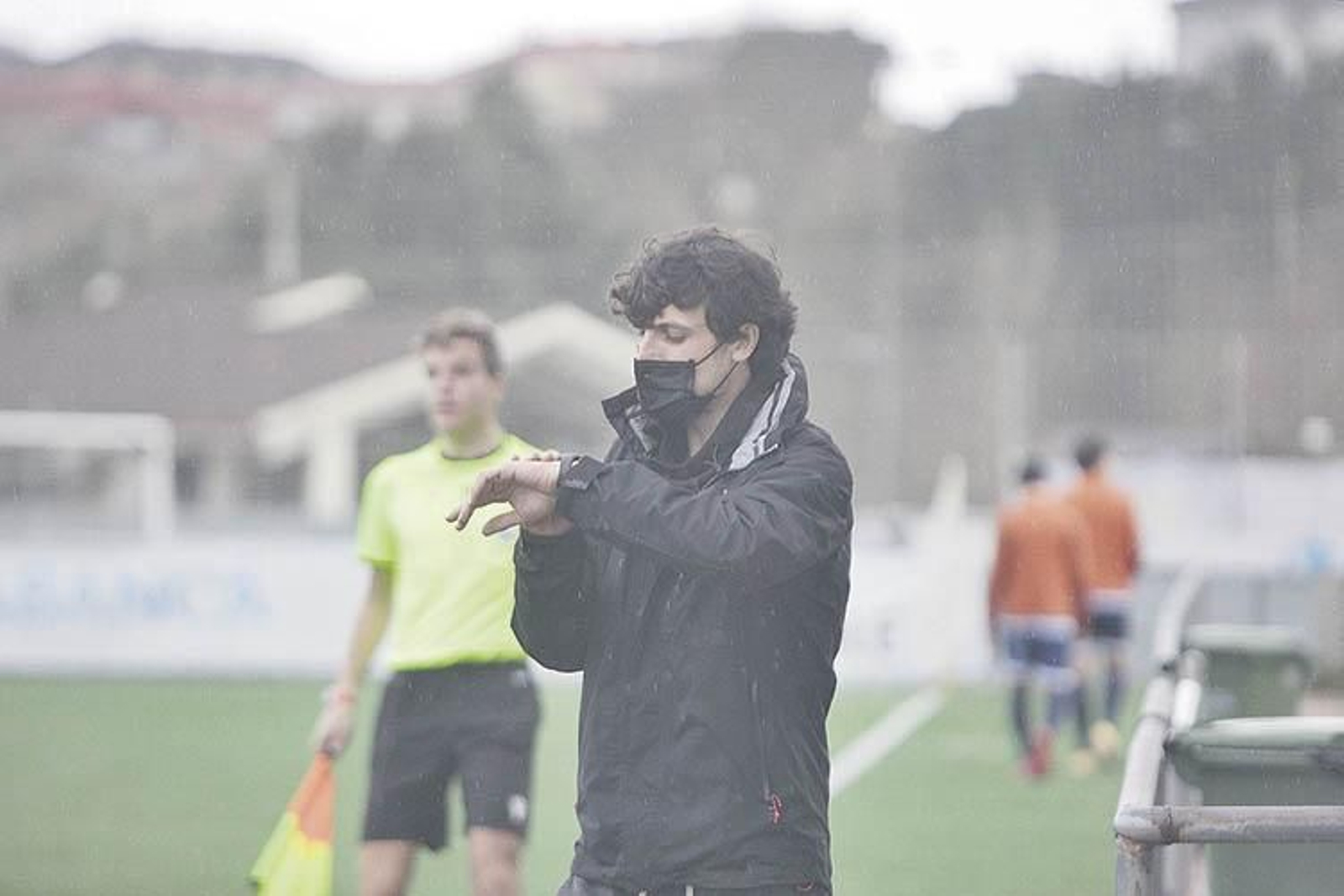 El segundo técnico del Arnoia, Adrián Padrón, consulta el cronómetro (MIGUEL ÁNGEL).