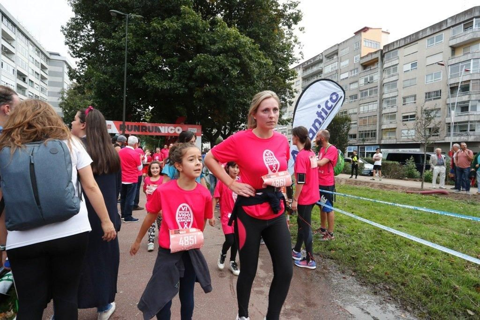 El color rosa abarrotó la Avenida de Castelao - JV Landín 067